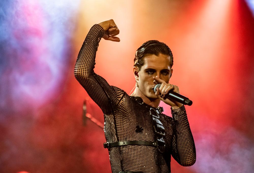 Maneskin, Damiano festeggia il Natale nudo e con un gatto 