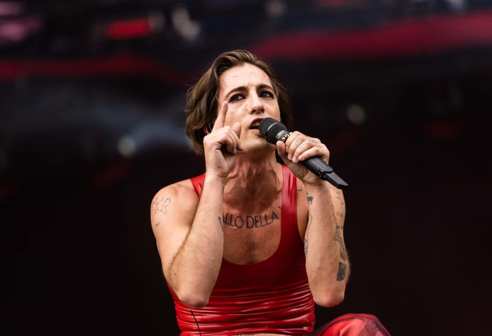 Damiano nudo dopo il concerto dei Måneskin
