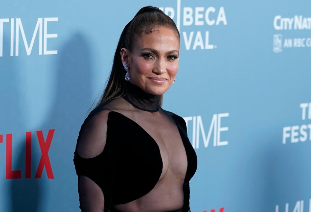 Jennifer Lopez super sexy: trasparenze vertiginose sul red carpet