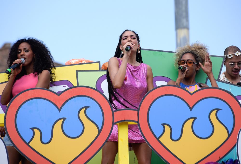 Elodie dal carro fa ballare tutti al Roma Pride