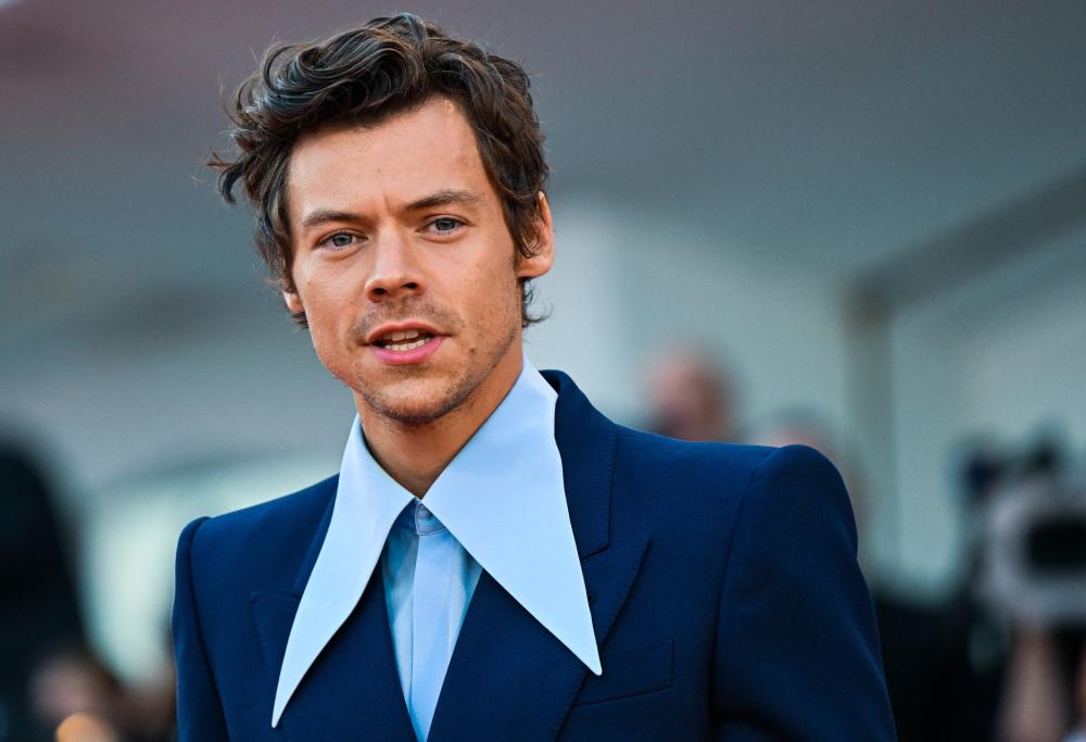 Harry Styles in concerto beve da una scarpa