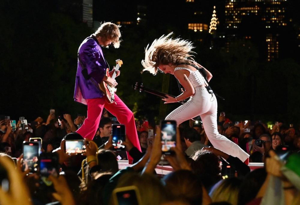 I Maneskin distruggono gli strumenti sul palco