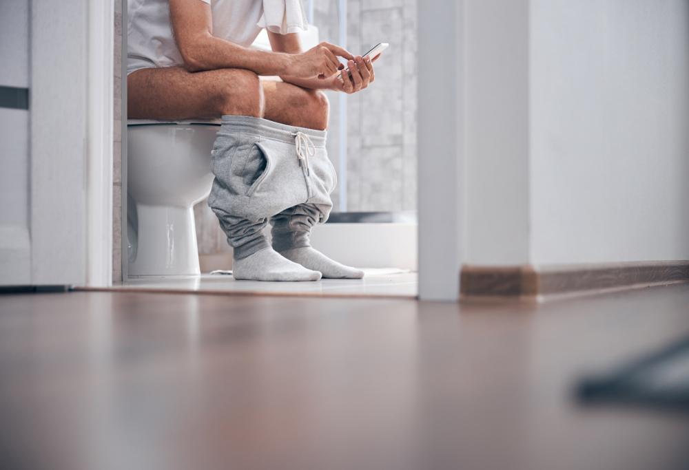 Stare in bagno troppo a lungo non fa bene alla salute: rischio emorroidi