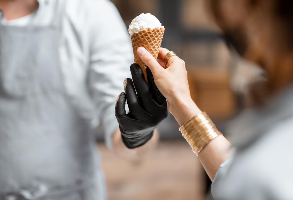 Bologna: gelateria sommersa di critiche per un annuncio di lavoro 