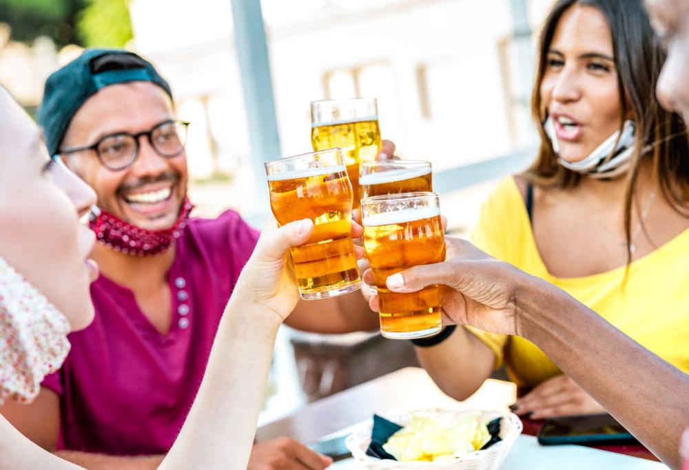 La cosa che ci è mancata di più delle restrizioni Covid: la birra in compagnia