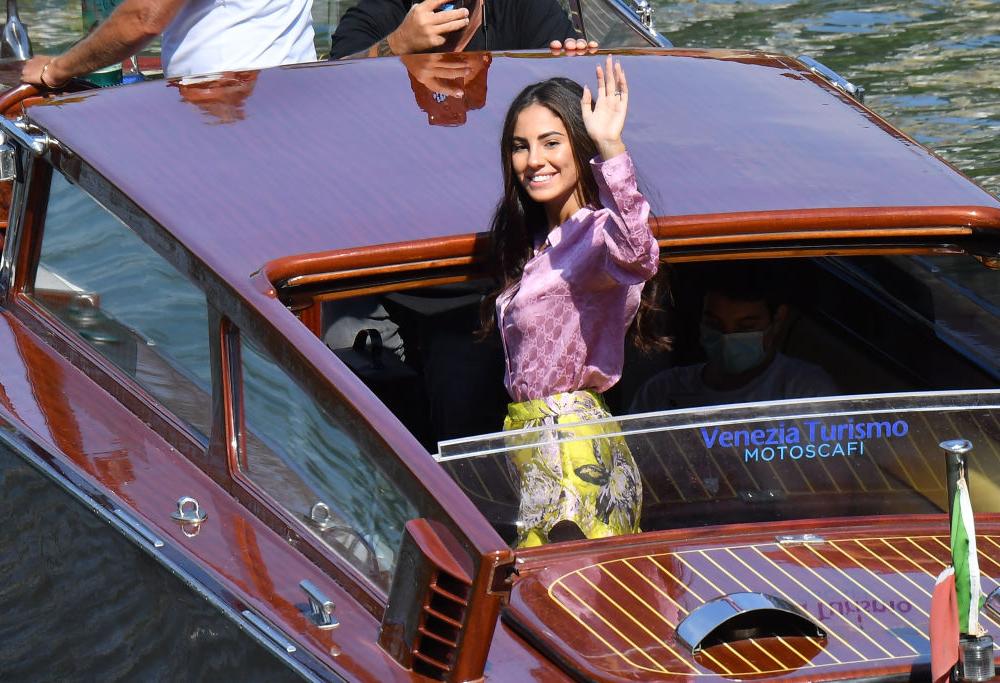 Giulia de Lellis “scivola” sulle curvy e chiede scusa: ma il video è vecchio di anni