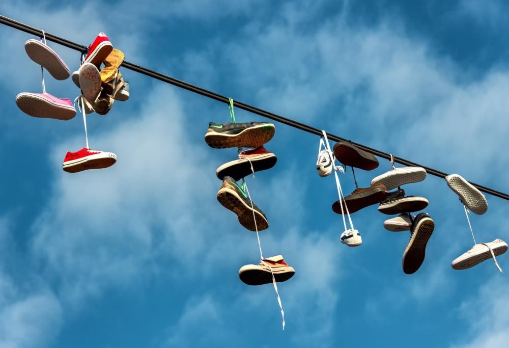 Cosa significa quando vediamo delle scarpe appese ai fili elettrici?
