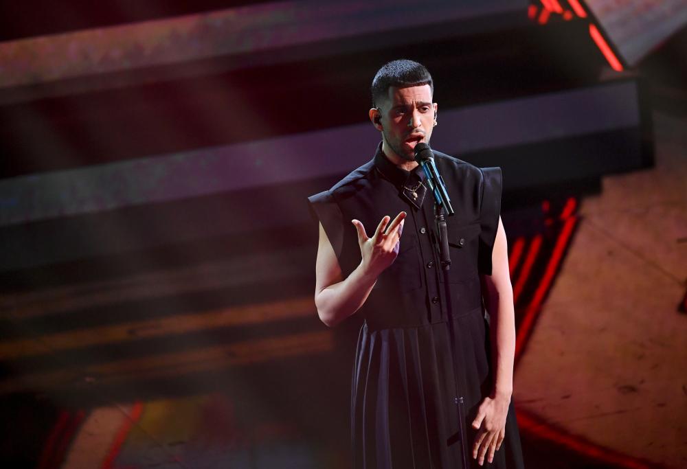 Mahmood, il tour parte dal Bataclan: il pubblico canta “Brividi”