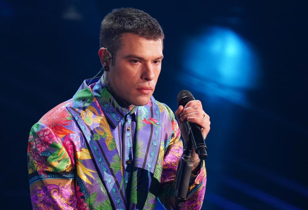 Pio e Amedeo contro Fedez: il rapper risponde con un dito medio