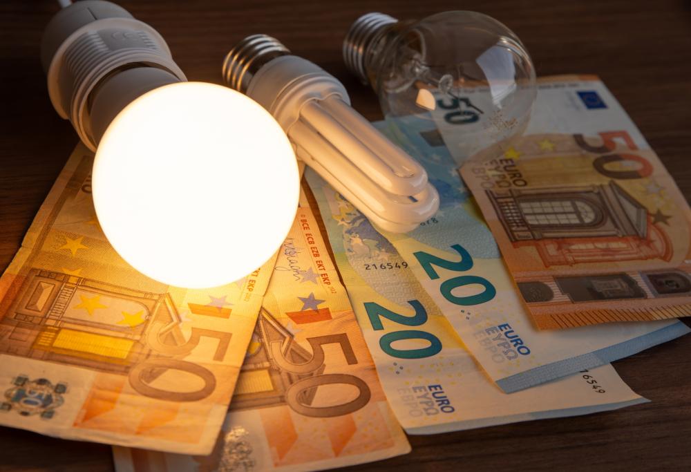 Caro bollette: l’imprenditore inventa il bonus energia per i dipendenti