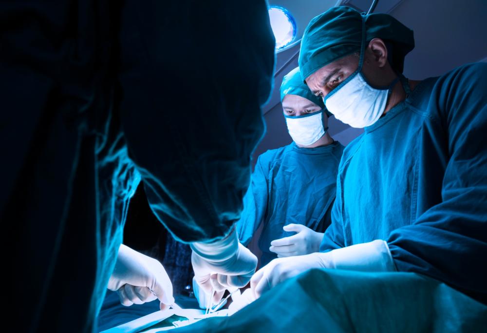 Aveva difficoltà a urinare: gli trovano una pila AA nel pene