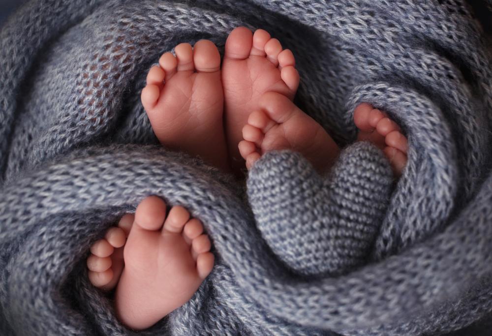 Scopre di essere incinta mentre è già incinta di due gemelli 