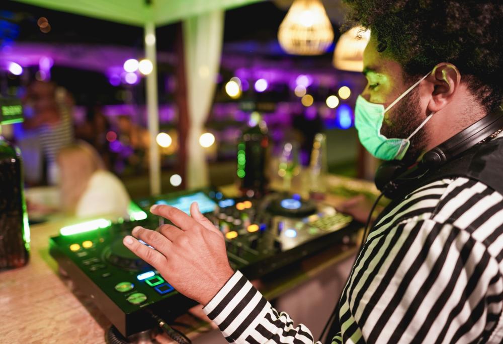 Dal 10 febbraio niente più mascherine all’aperto e si torna a ballare in discoteca