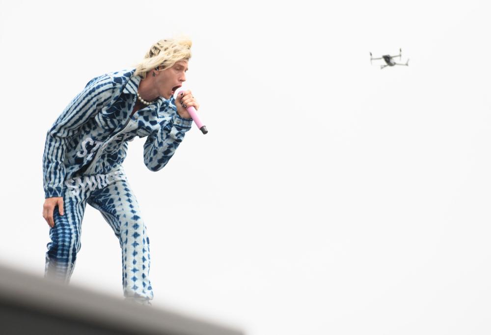 Machine Gun Kelly, il nuovo album è "Born With Horns"
