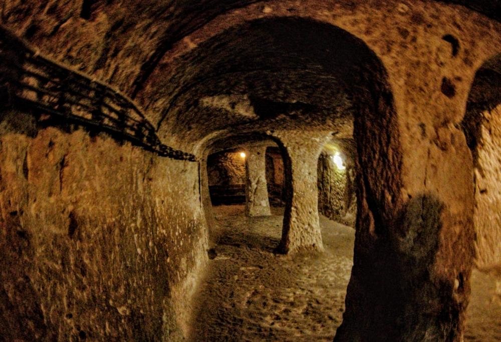 Butta giù un muro nel seminterrato e scopre un’antica città sotterranea