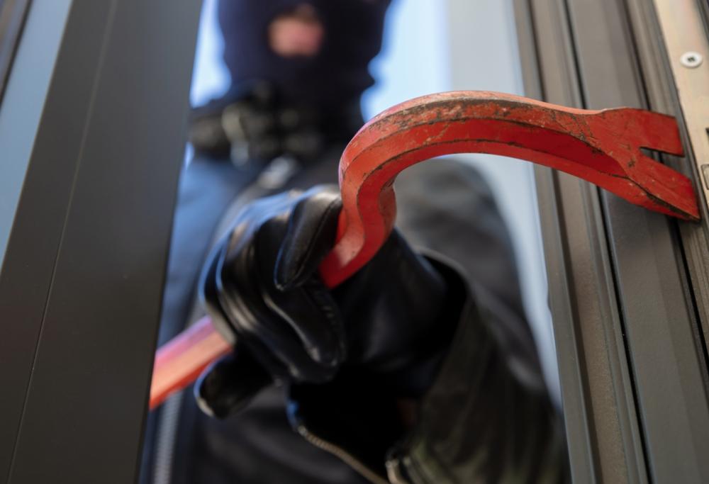 Ladri entrano nella casa sbagliata; chiedono scusa e restituiscono la refurtiva