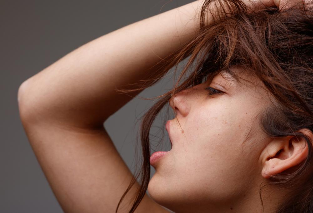 Sesso troppo rumoroso? La vicina (poliziotta) la fa sanzionare