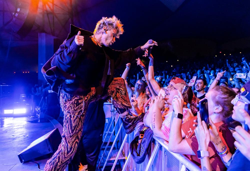  Machine Gun Kelly ha preso a pugni un fan