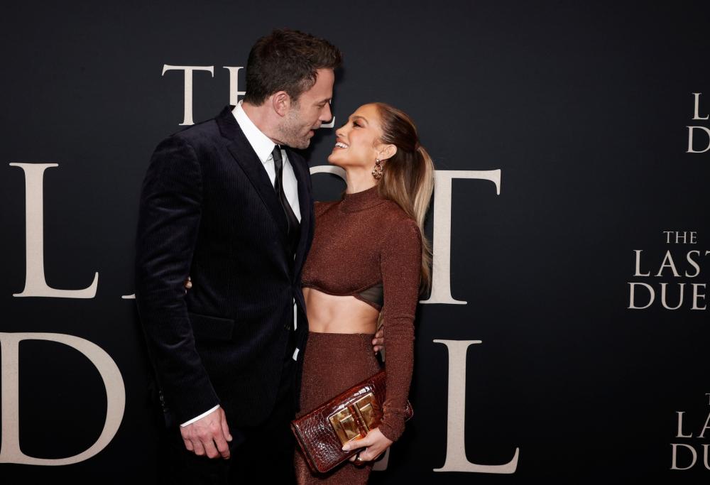Jennifer Lopez e Ben Affleck baci da cinema prima della partenza