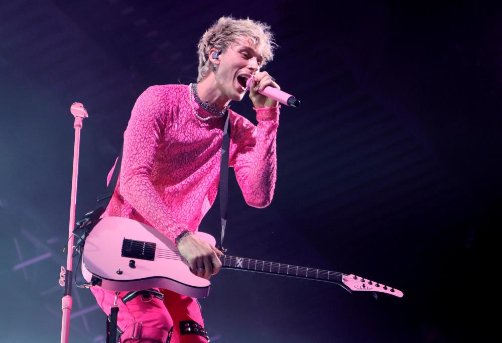 Machine Gun Kelly apre il concerto in elicottero
