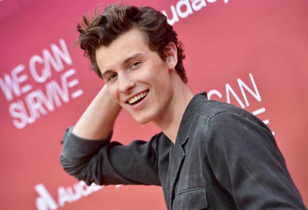 Shawn Mendes dimentica Camila Cabello con una donna molto più grande