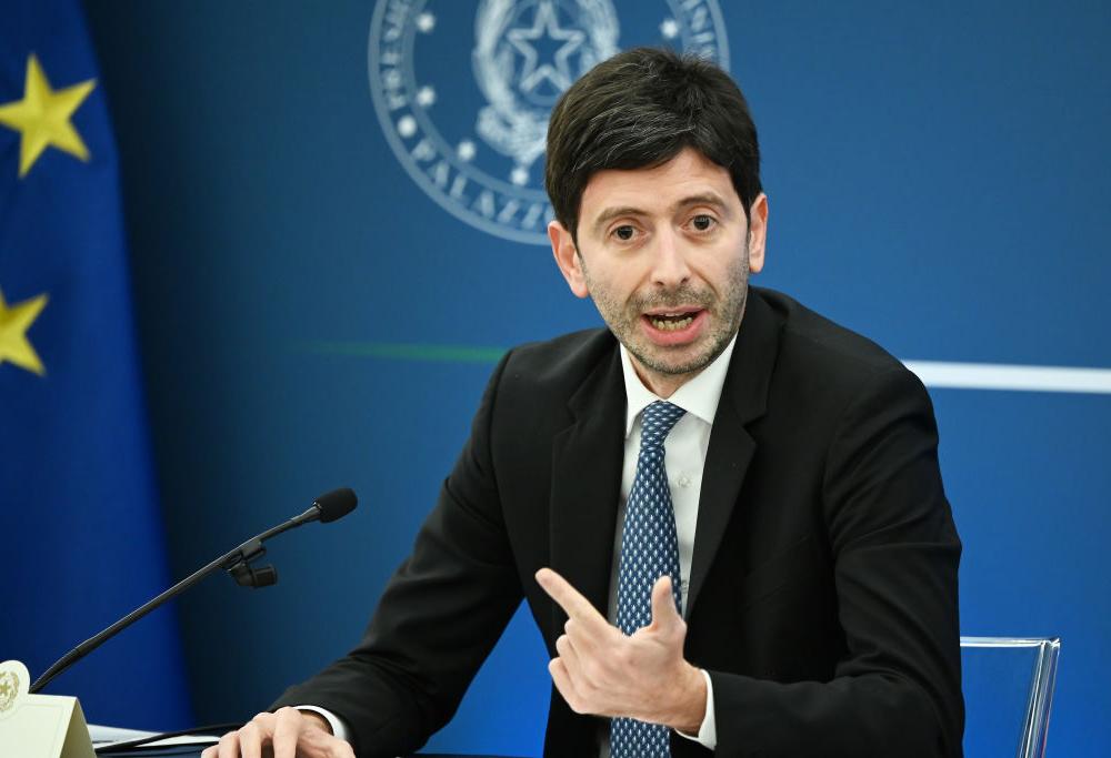 Mascherine fino al 15 giugno per trasporti e spettacoli al chiuso