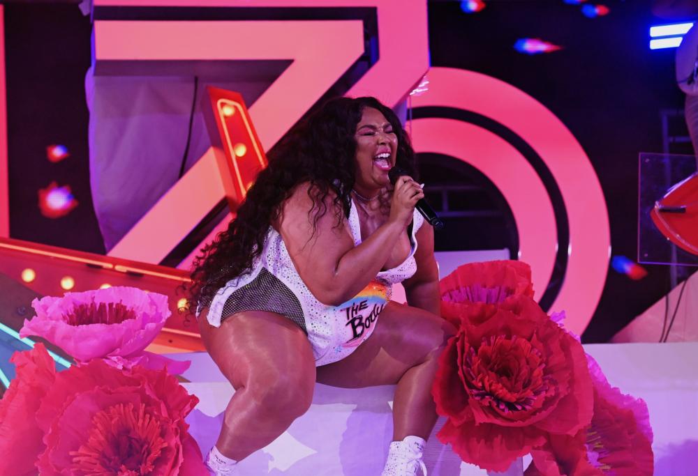 Lizzo dice stop al body shaming: "Amo essere grassa"