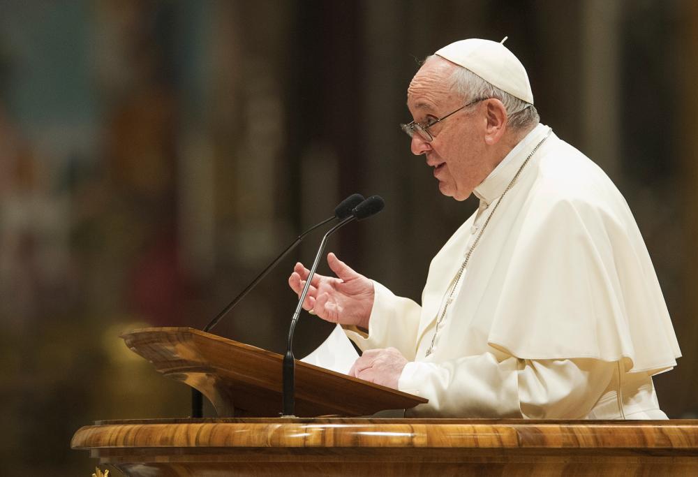 Papa Francesco visita a sorpresa un negozio di dischi a Roma
