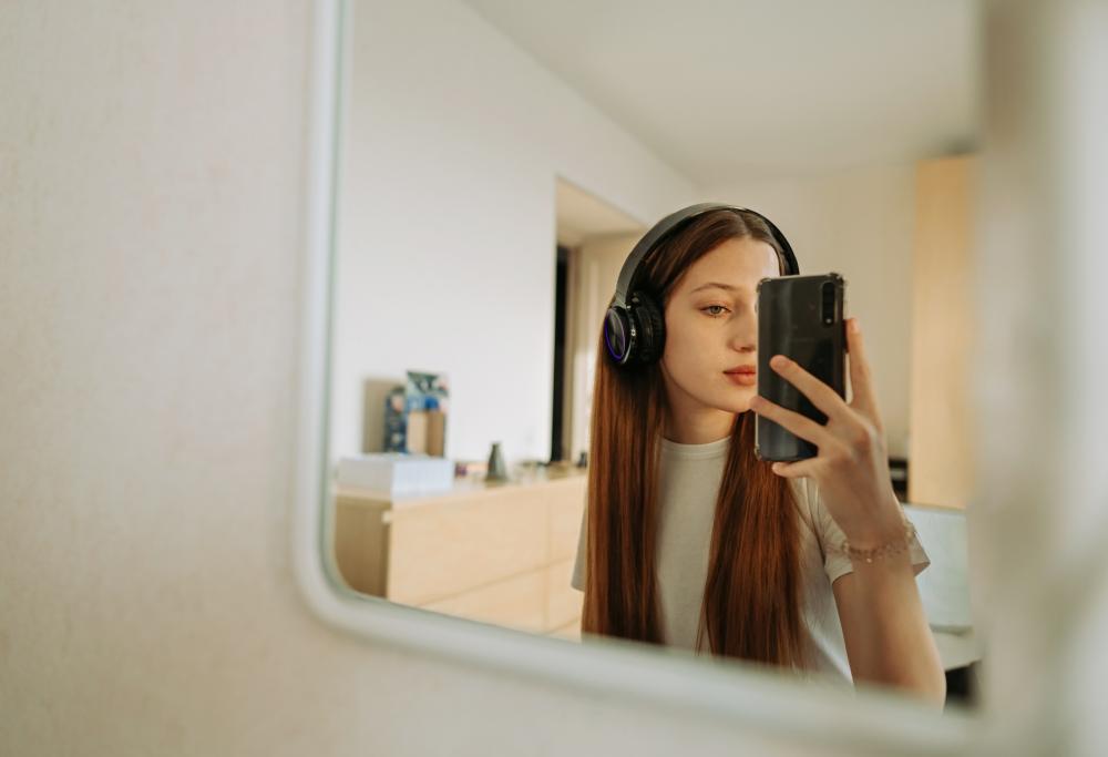 Sui social sempre più fake: metà dei ragazzi ritocca le foto prima di postarle
