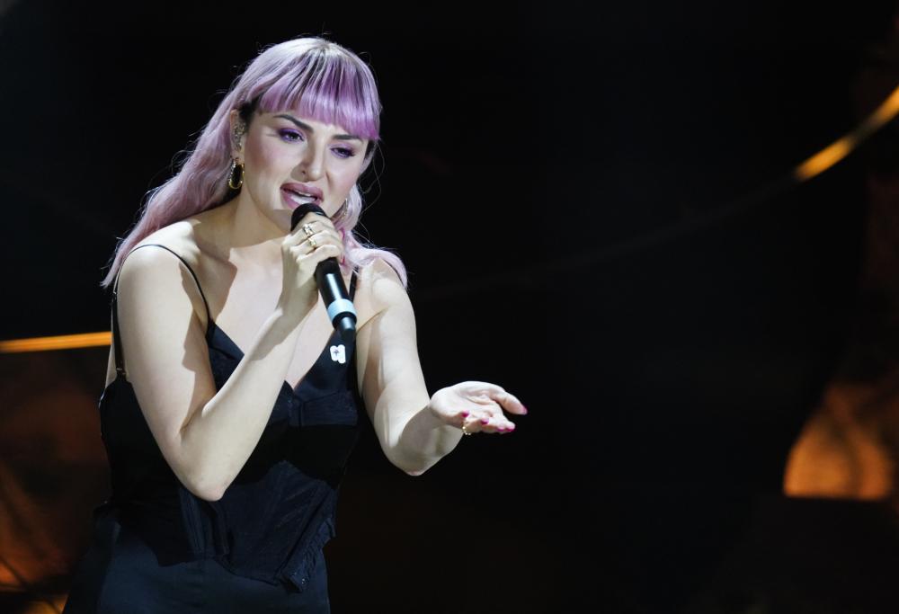 Arisa su Instagram: "Oggi mi sento troppo f**a"