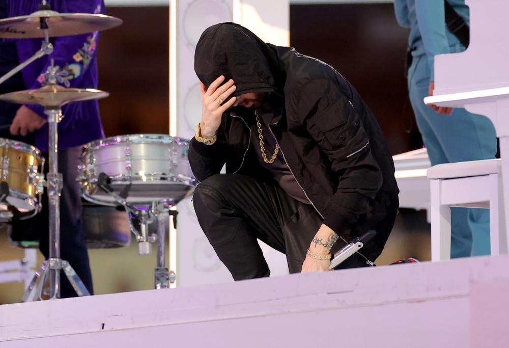 Ecco perché Eminem si è inginocchiato al Super Bowl 2022