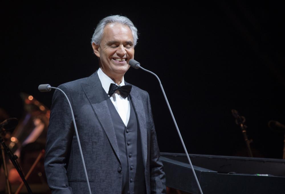 Andrea Bocelli salva un cane ferito dai bombardamenti in Ucraina