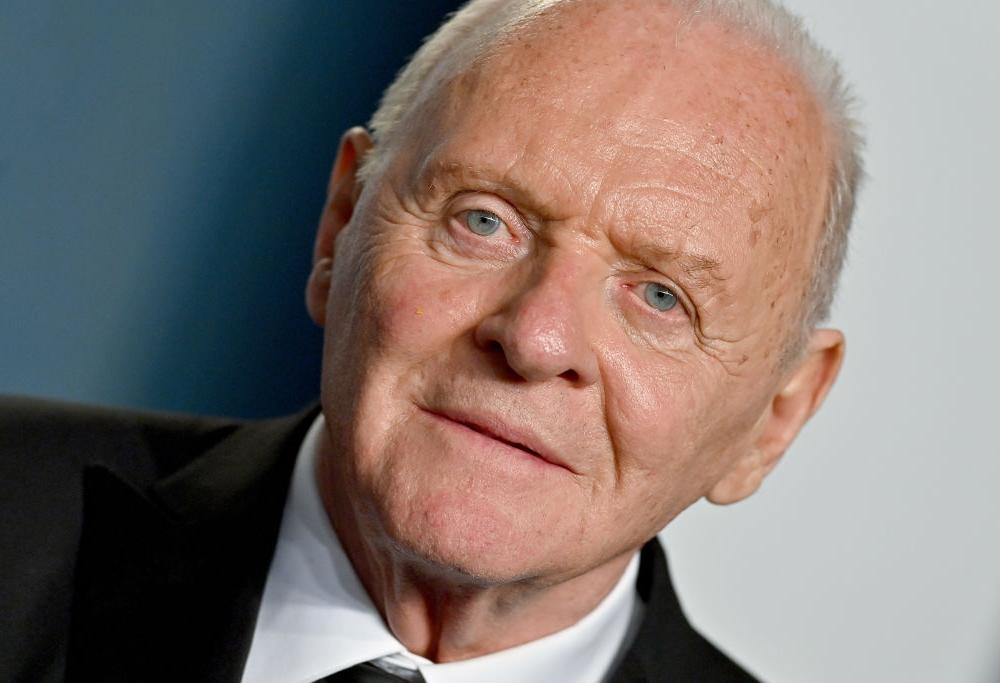 Anthony Hopkins festeggia quasi mezzo secolo di sobrietà con un video sui social