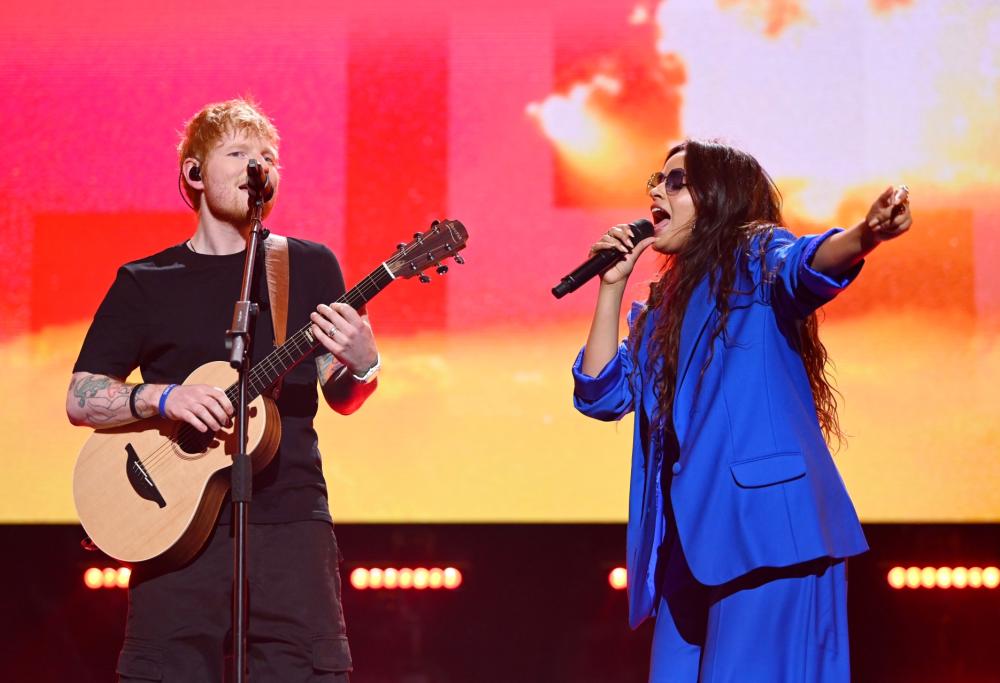 Ed Sheeran e Camila Cabello raccolgono 15 milioni per l'Ucraina