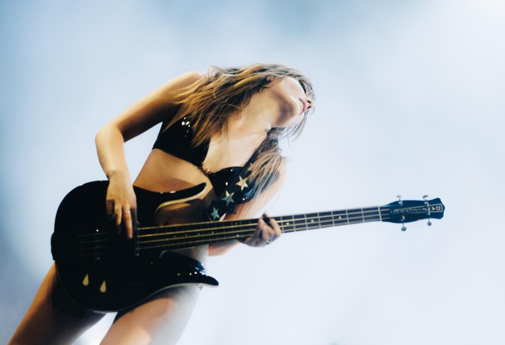 Victoria dei Maneskin osa ancora: nuda tra i fiori