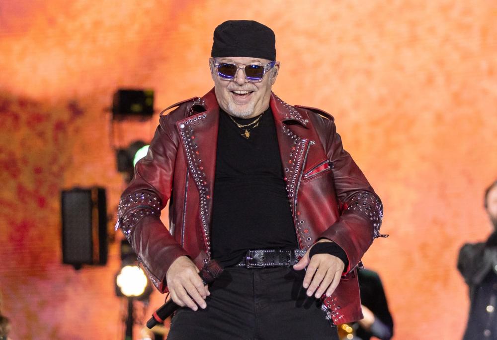 Vasco canta “Rewind” e le ragazze si tolgono i reggiseni 
