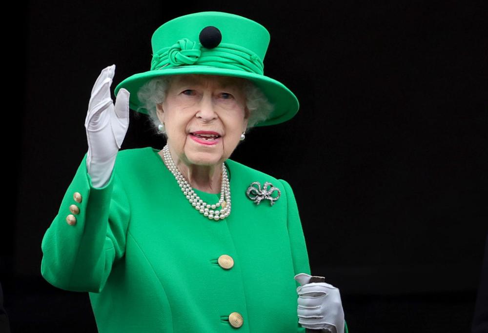 Giubileo di Platino: la Regina saluta la folla di sudditi: “Sono al vostro servizio”