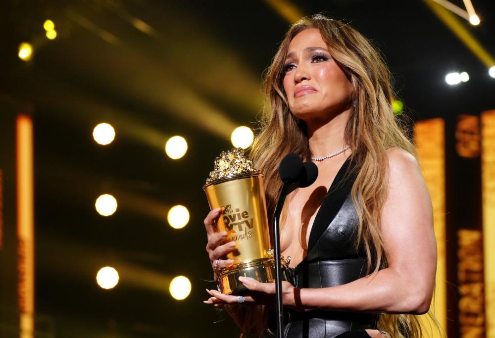 Jennifer Lopez si commuove sul palco 