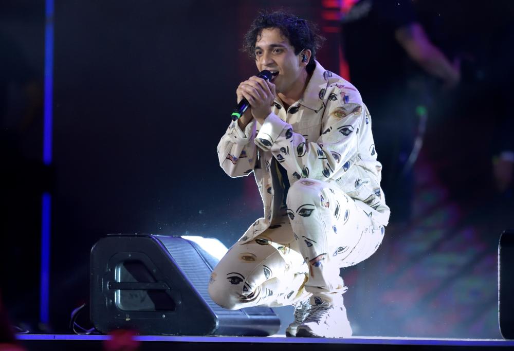 Tananai in stampelle: l'infortunio sul palco con Fedez