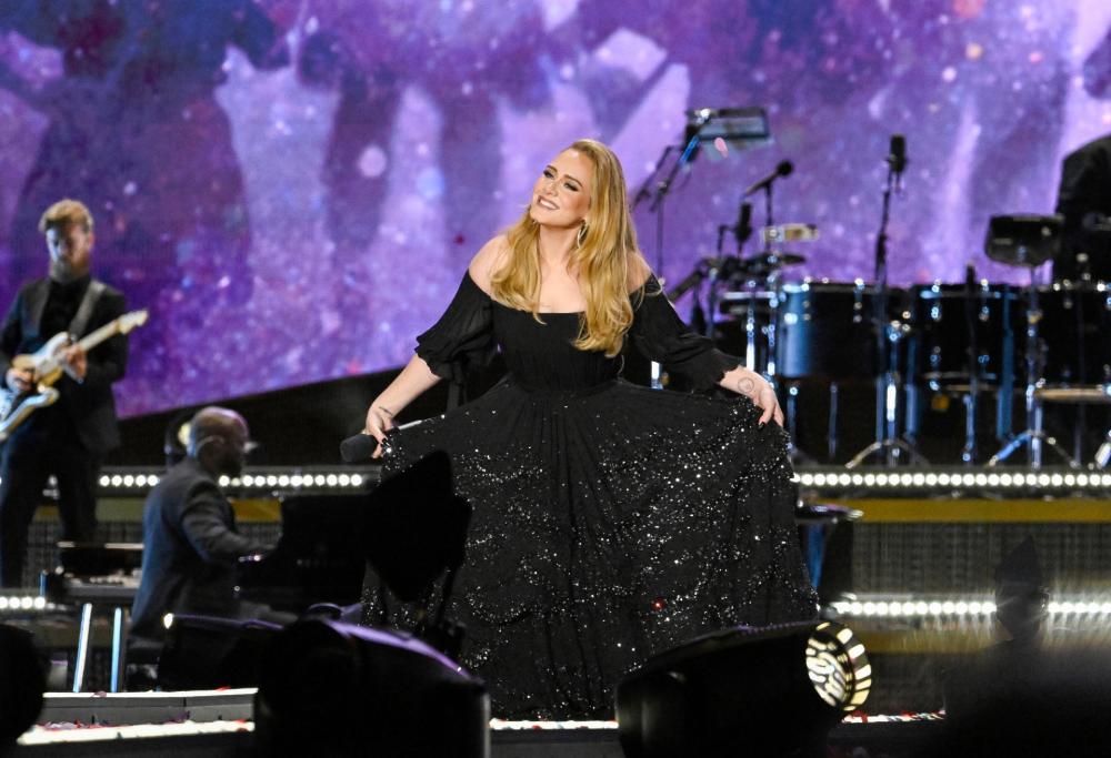 Adele si prende una pausa dalla musica per laurearsi