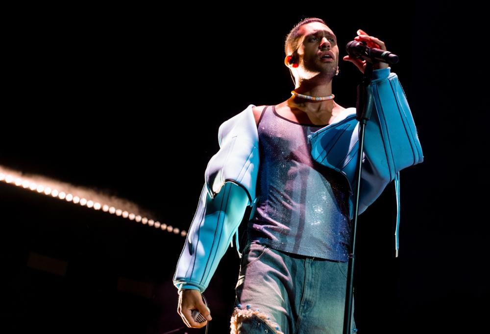 Mahmood in concerto duetta con una fan