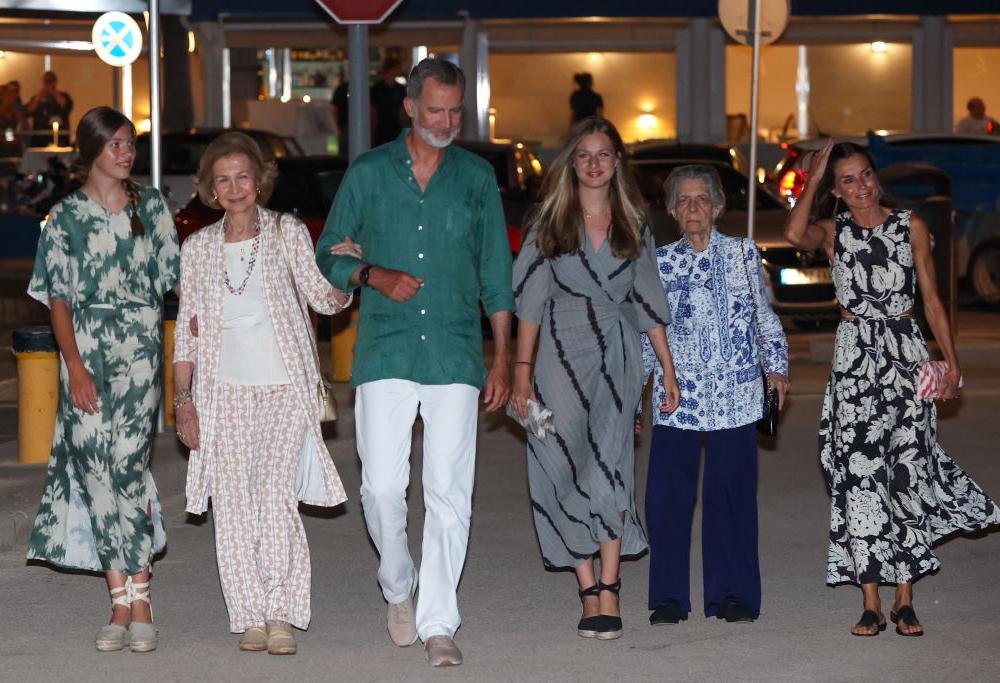 La famiglia reale spagnola in vacanza a Maiorca: i litigi tra Letizia Ortiz e l’ex regina Sofia sono acqua passata