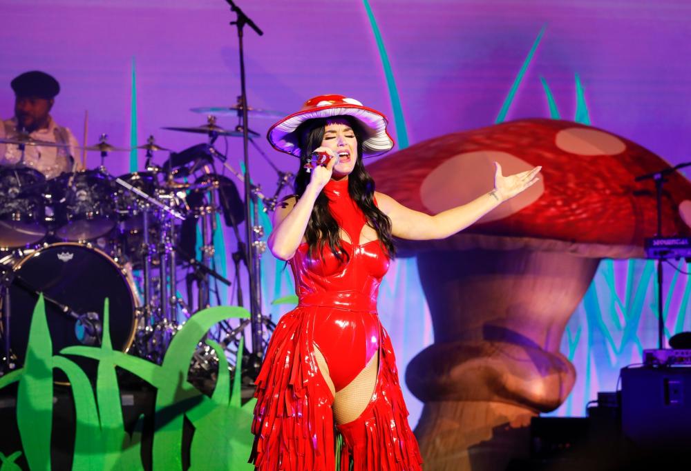 Katy Perry shock: le si blocca un occhio durante il live