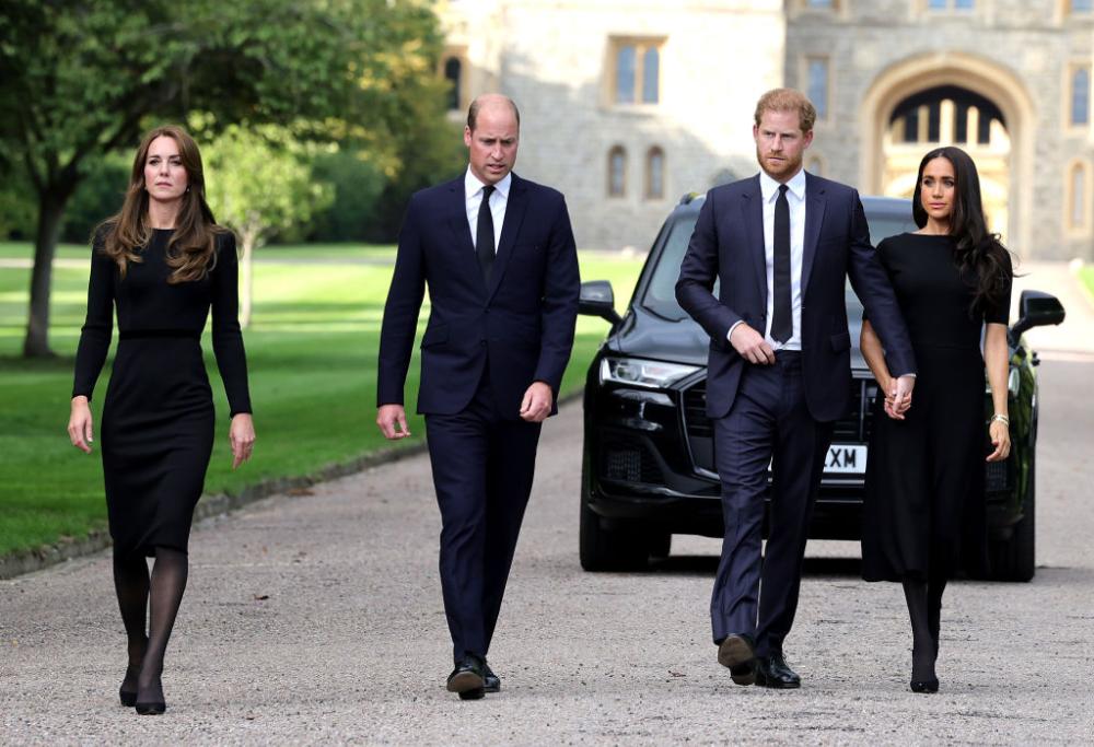 Harry e Meghan tornano al fianco di William e Kate: uniti nel dolore per la morte della Regina