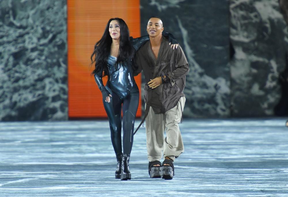 Cher sfila a 76 anni sfila con body scollato e anfibi