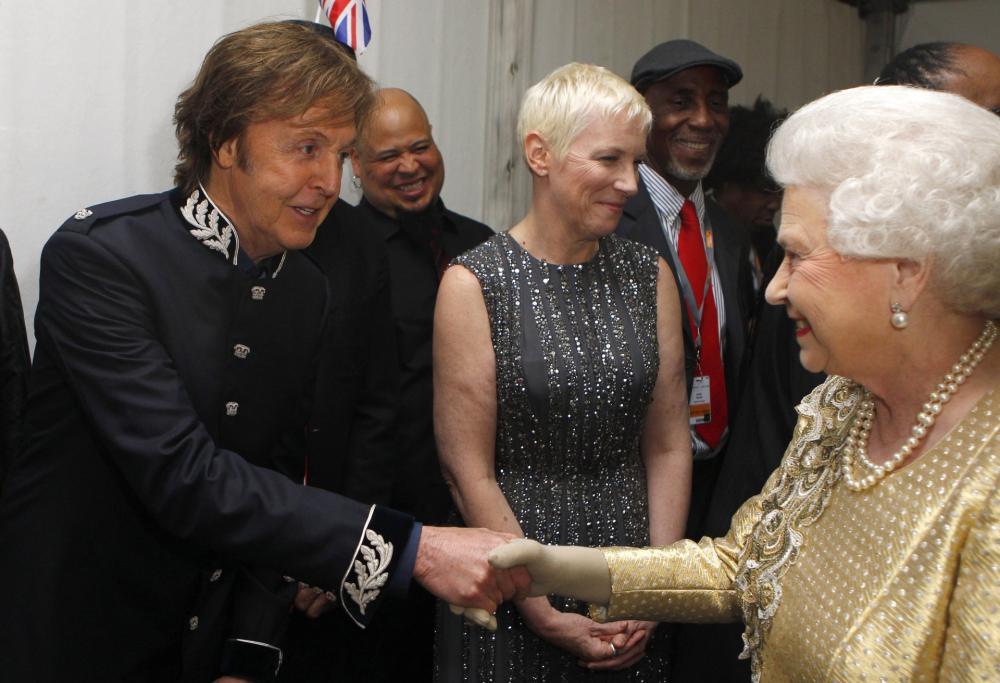 La regina Elisabetta snobbò Paul McCartney per vedere Twin Peaks