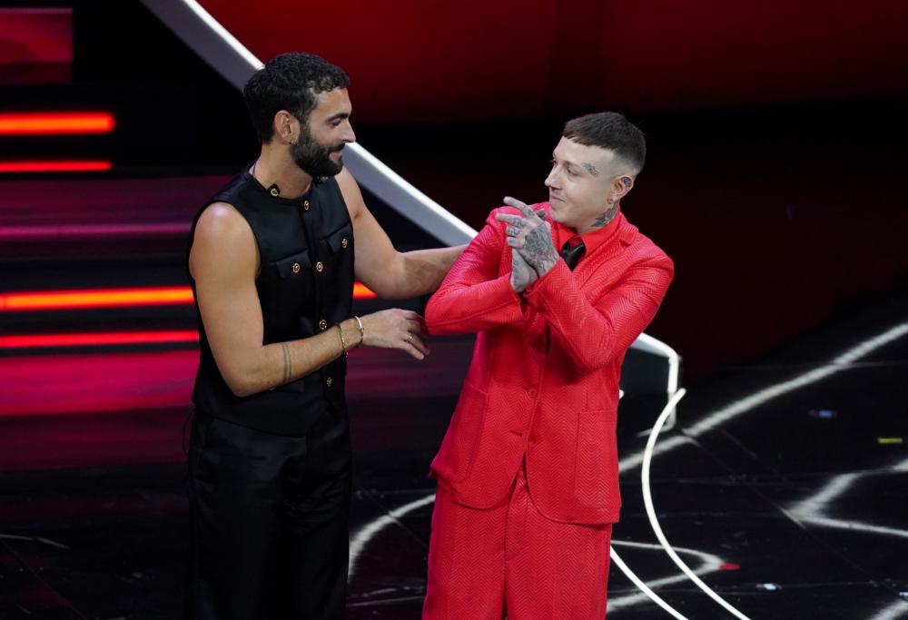 Lazza a Marco Mengoni: "C'è un gusto di gelato con il tuo nome"