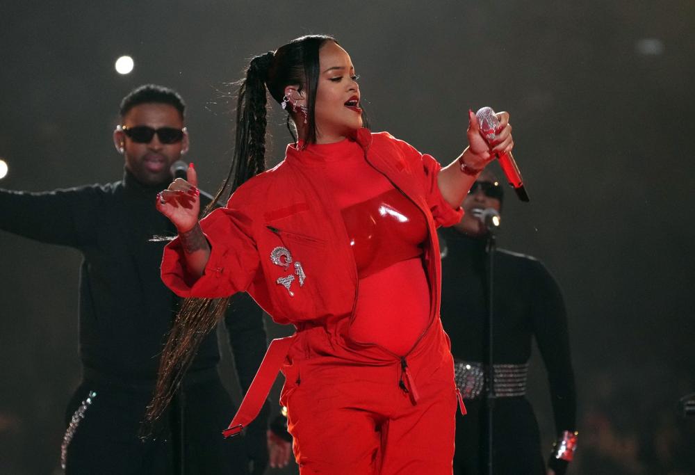 Il grande show di Rihanna al Super Bowl, incinta del secondo figlio