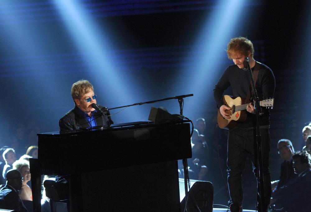 Quella volta che Ed Sheeran ha regalato a Elton John un pene di marmo