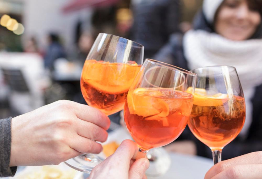 Il virologo Di Perri parla ai giovani della movida: “Così facendo portate il virus dai genitori che vi pagano lo spritz”